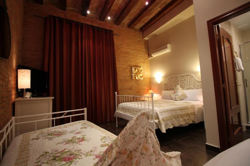 Triple Room with Private Bathroom image 1