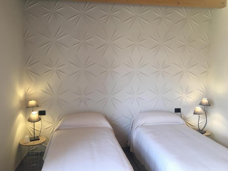 Twin Room with Bathroom image 2
