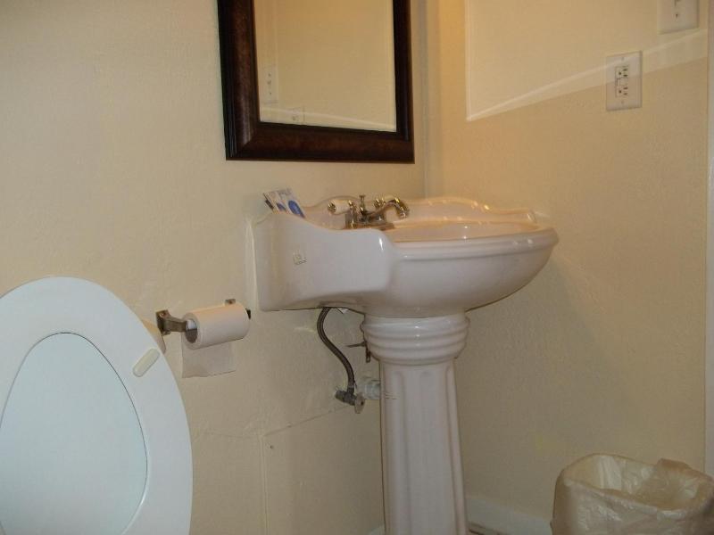 Queen Room with Two Queen Beds - Non-Smoking image 2