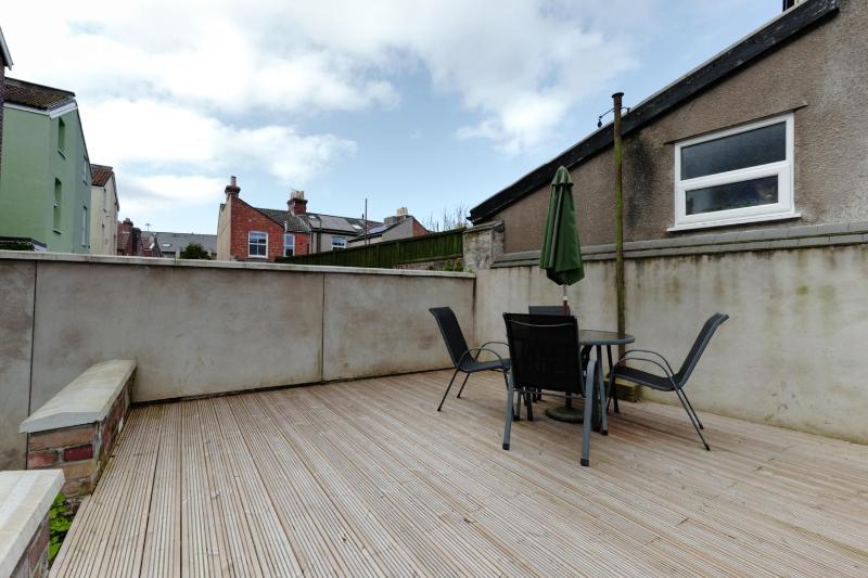 Restful Harbourside Apartment with Garden - image 22