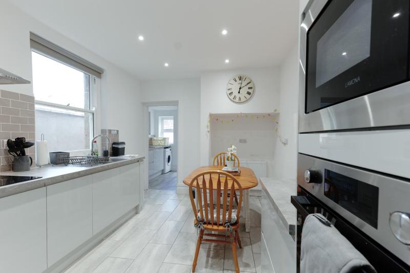 Restful Harbourside Apartment with Garden - image 21