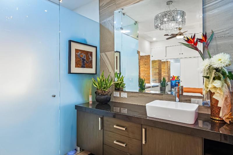 Stunning condo with brilliant views walk-in shower desk balcony & W/D - image 9