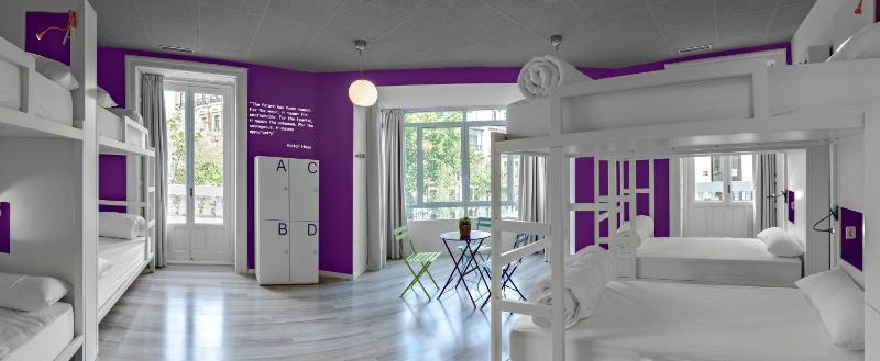 Bed in 8-Bed Mixed Dormitory Room with Shared Bathroom image 4