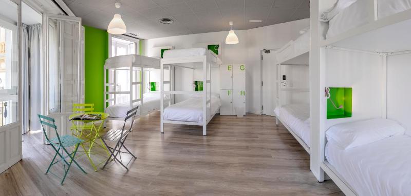 Bed in 8-Bed Mixed Dormitory Room with Shared Bathroom image 2