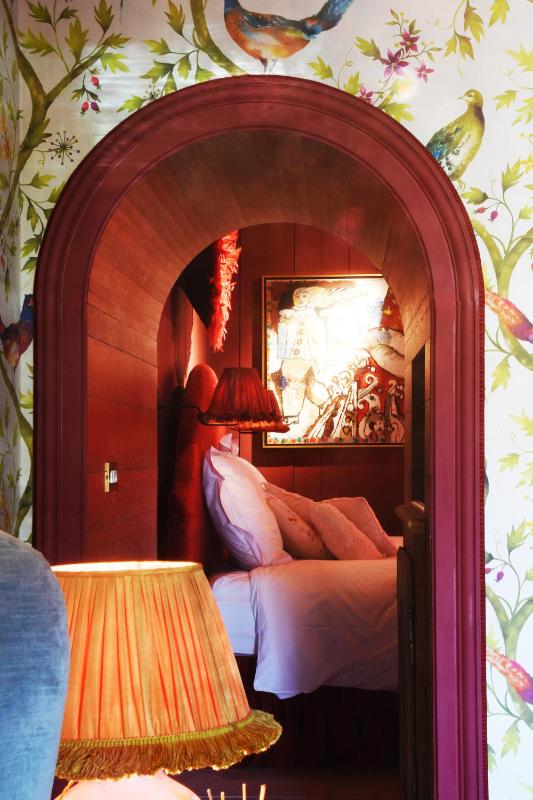 Junior Suite with Canal View image 3