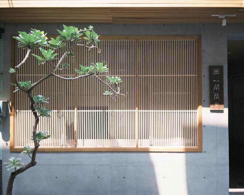 A moment between stay - image 1
