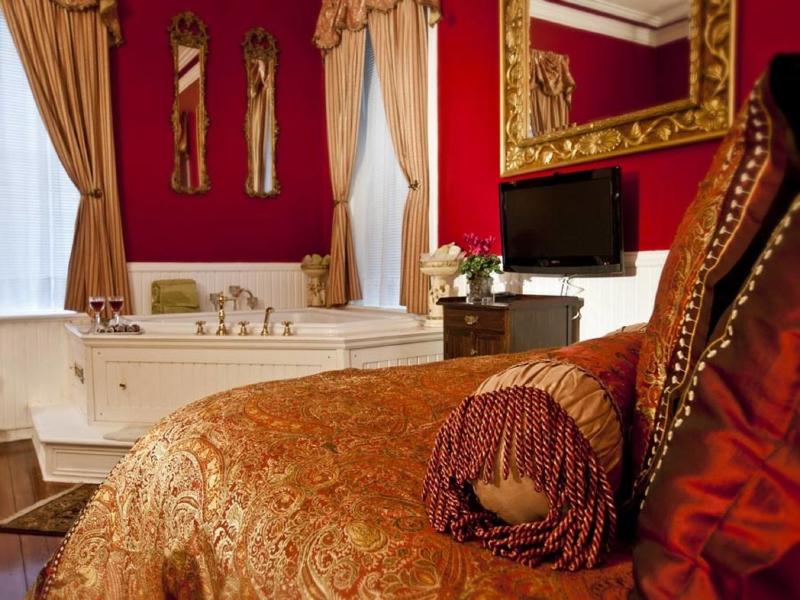 Gaston Queen Room image 3
