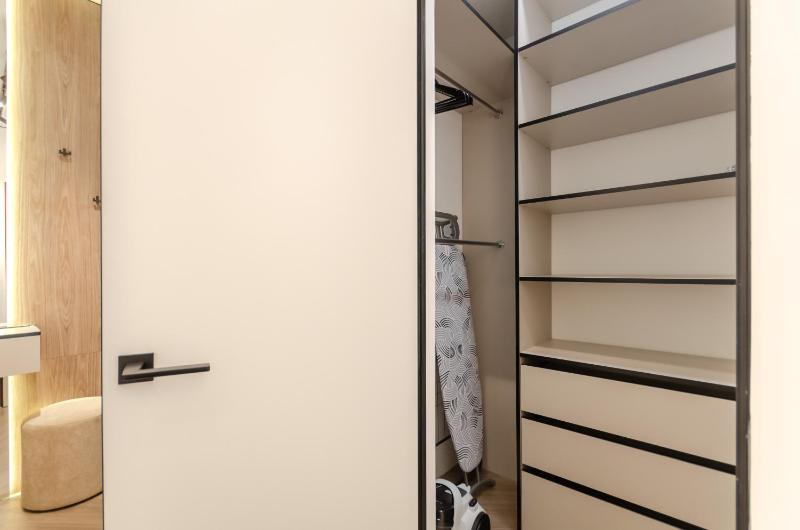 2-76a Pechersk Plaza Boichuka 17 Kyiv centre stunning city view 15 kW backup power Petrovdom Apartment - image 7