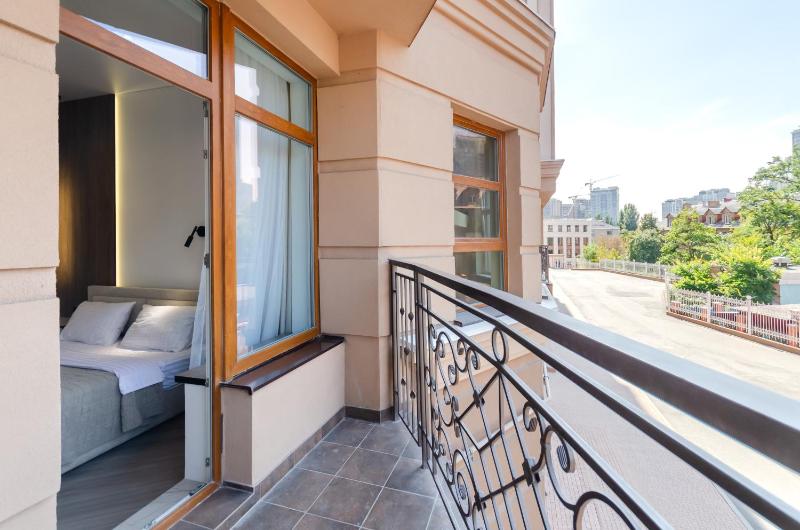 2-76a Pechersk Plaza Boichuka 17 Kyiv centre stunning city view 15 kW backup power Petrovdom Apartment - image 13