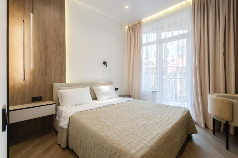 2-76a Pechersk Plaza Boichuka 17 Kyiv centre stunning city view 15 kW backup power Petrovdom Apartment - image 4