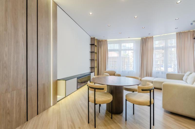 2-76a Pechersk Plaza Boichuka 17 Kyiv centre stunning city view 15 kW backup power Petrovdom Apartment - image 11