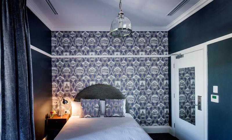 Queen Room with Garden View image 3