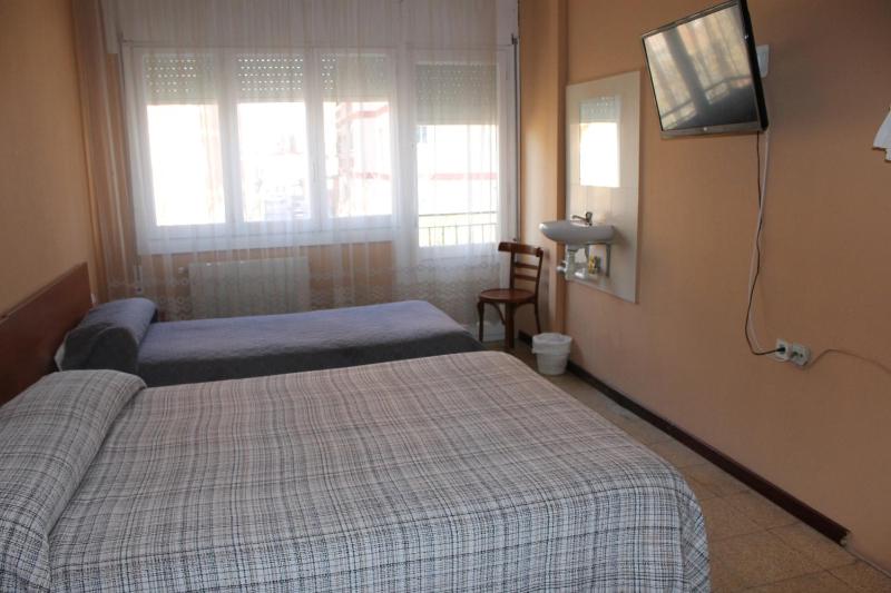 Twin Room with Shared Bathroom image 1