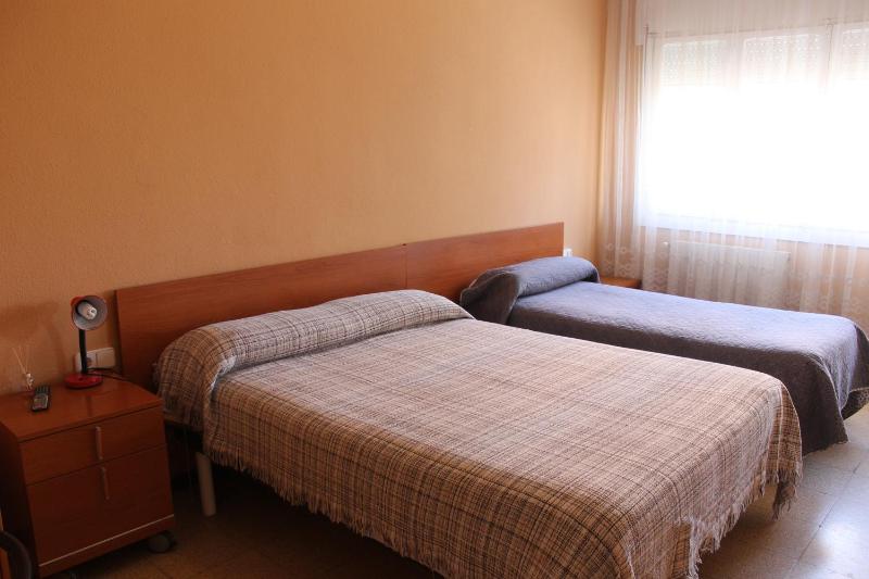 Basic Triple Room with Shared Bathroom image 3