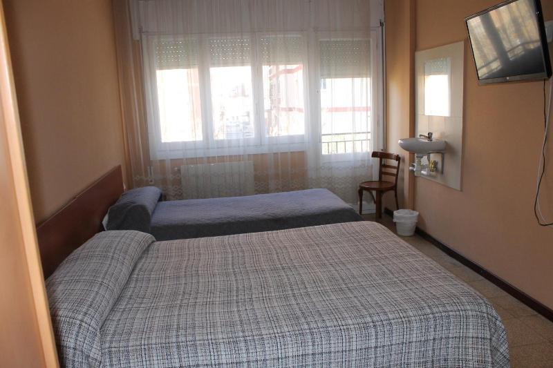 Basic Triple Room with Shared Bathroom image 2