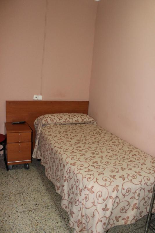 Single Room with Shared Bathroom image 1