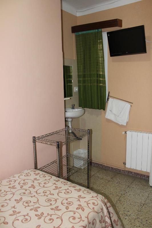 Single Room with Shared Bathroom image 4