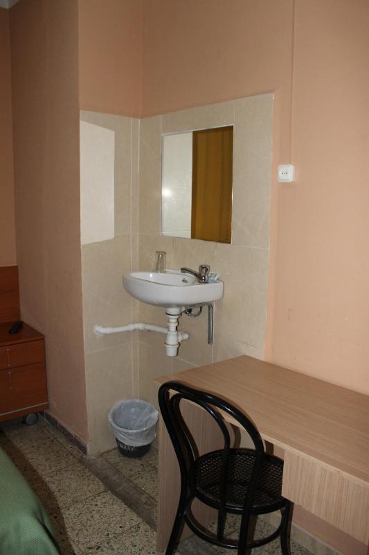 Single Room with Shared Bathroom image 3