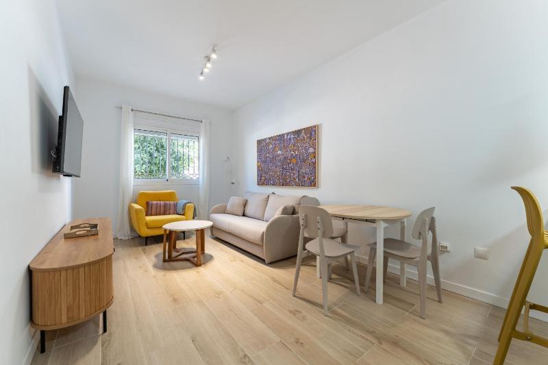 1 Bedroom Apt 85 Mts To Beach - image 1