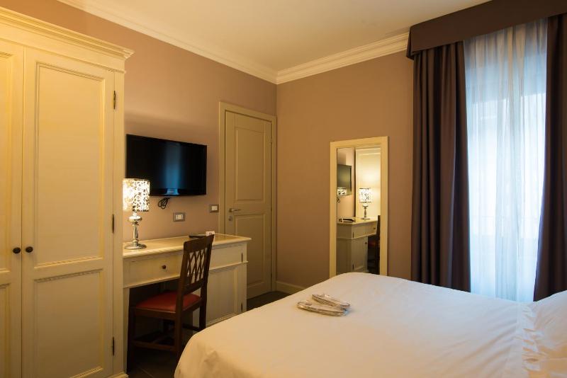 Standard Double Room image 3