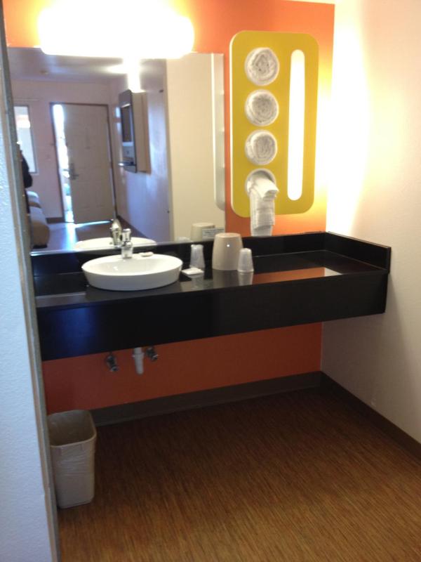 Deluxe Queen Room with Two Queen Beds - Non-Smoking image 4