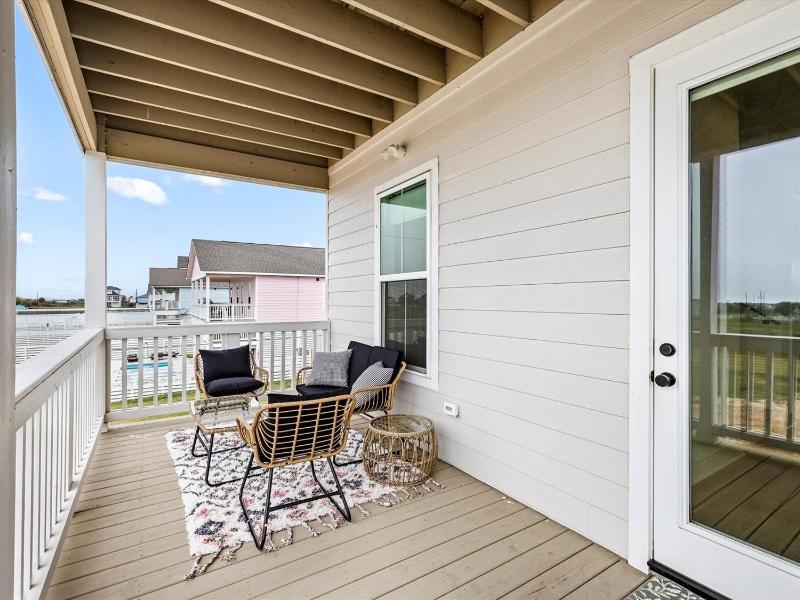 Modern Galveston getaway 3 Min to Beach Pool Spa Mini Golf Fire Pit - image 14