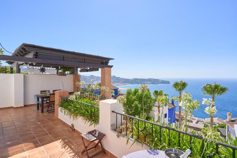 Stunning sea views pool garden - image 32