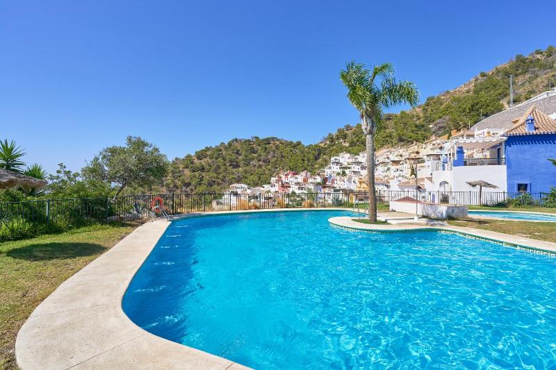 Stunning sea views pool garden - image 8