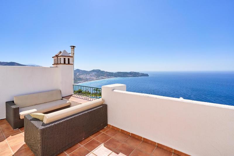 Stunning sea views pool garden - image 27