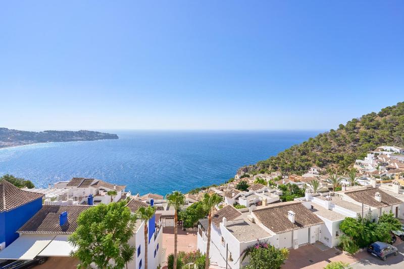 Stunning sea views pool garden - image 13