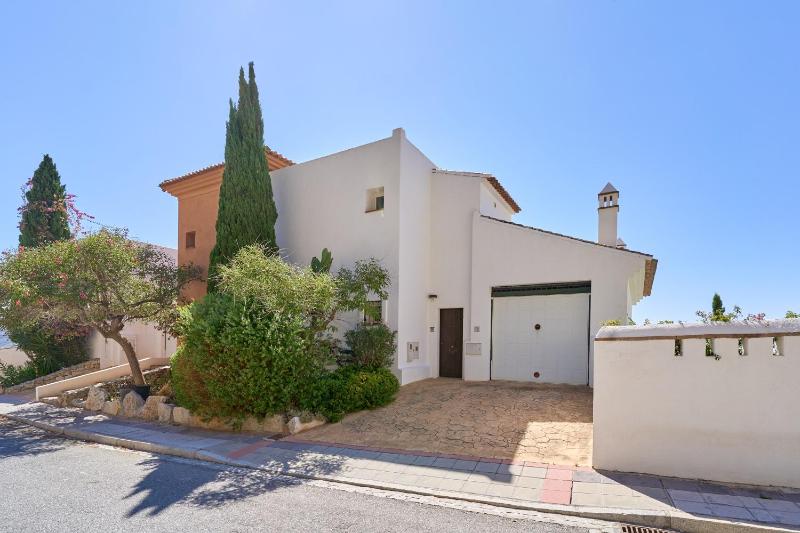 Stunning sea views pool garden - image 34