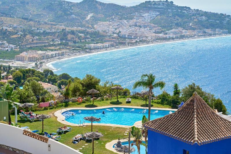 Stunning sea views pool garden - image 17