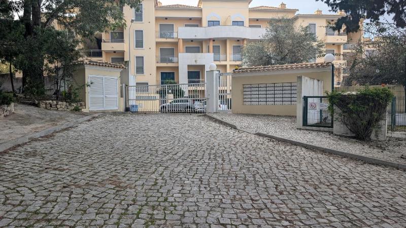 Sunny 2bed Apartment - image 8