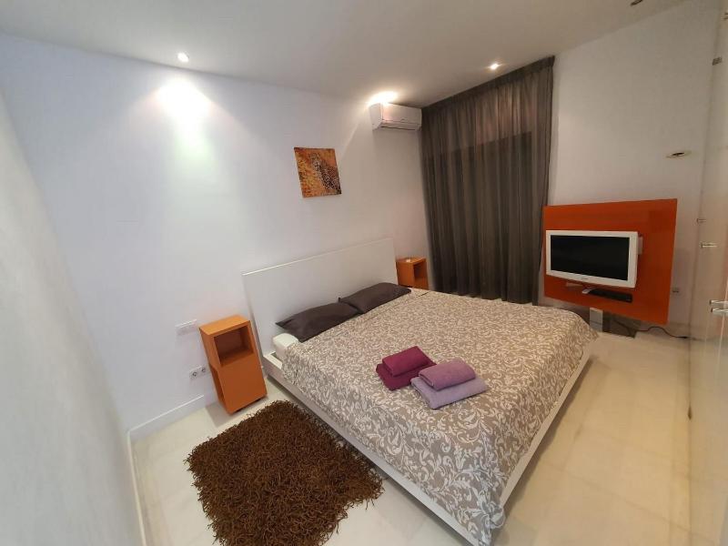 New 5-bedroom Villa Del Duque Beach - image 10