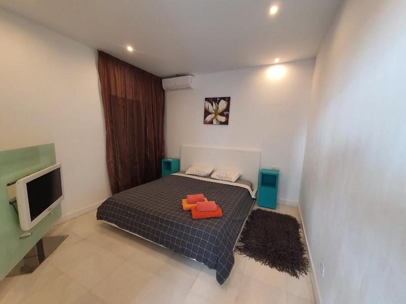 New 5-bedroom Villa Del Duque Beach - image 15