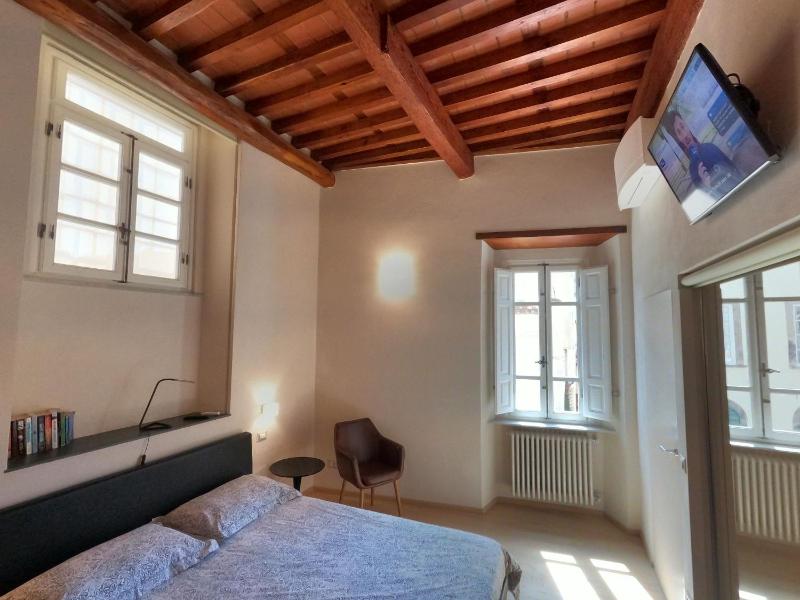 Charming Lucca Apartment Modern Comfort in Historic Setting - image 16