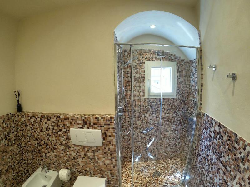Charming Lucca Apartment Modern Comfort in Historic Setting - image 3
