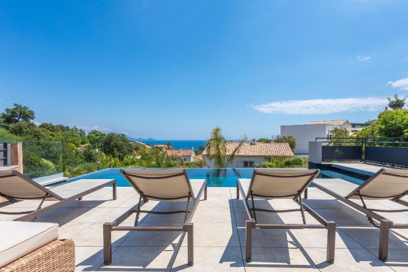 Villa Belenos Piscine vue mer - image 1