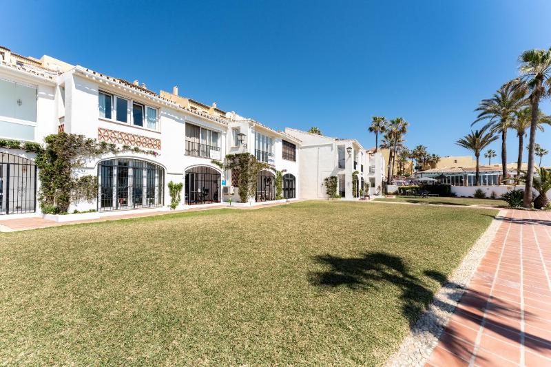 Sea Front Beach House Macarena D - image 28