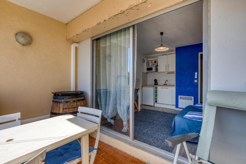 Studio climatisé avec terrasse - image 2
