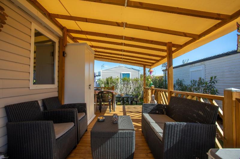 Mobilhome tout confort avec piscine - image 30