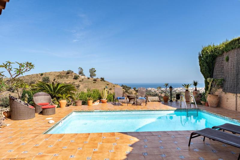Cosy house jacuzzi wifi pool view - image 24