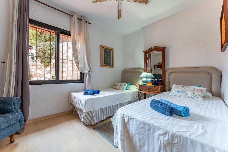 Cosy house jacuzzi wifi pool view - image 22