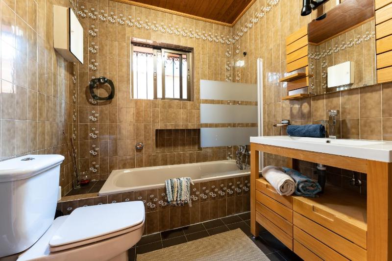 Cosy house jacuzzi wifi pool view - image 12