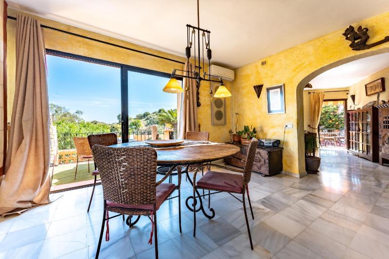 Cosy house jacuzzi wifi pool view - image 11