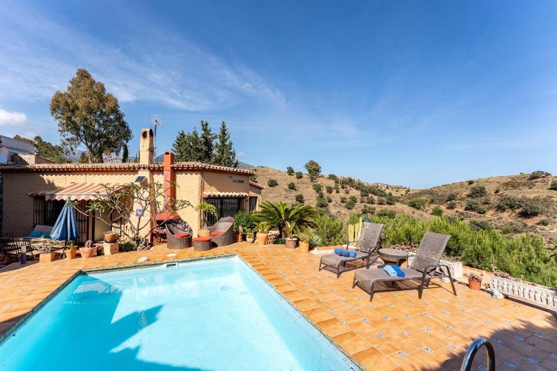 Cosy house jacuzzi wifi pool view - image 26