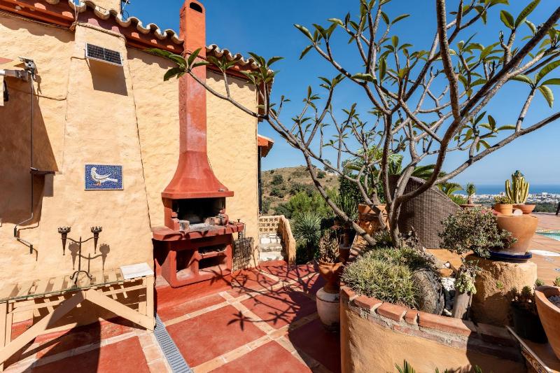 Cosy house jacuzzi wifi pool view - image 5