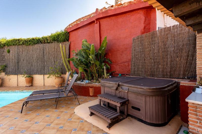 Cosy house jacuzzi wifi pool view - image 15