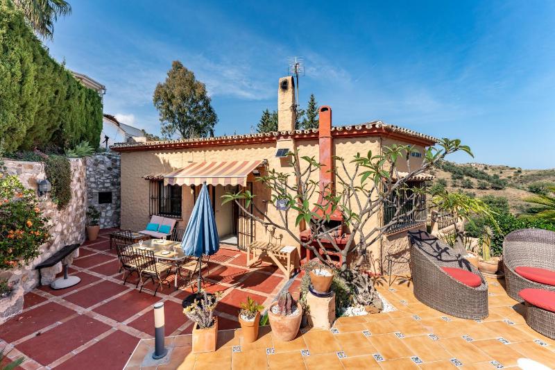 Cosy house jacuzzi wifi pool view - image 16