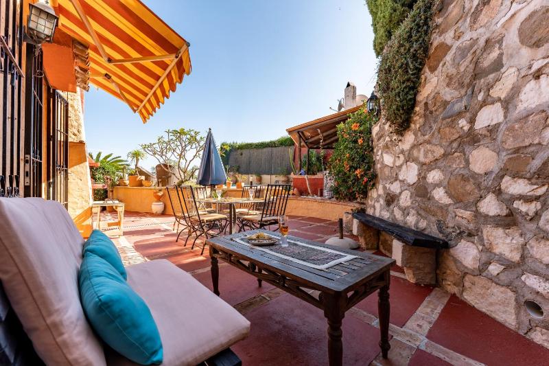 Cosy house jacuzzi wifi pool view - image 20